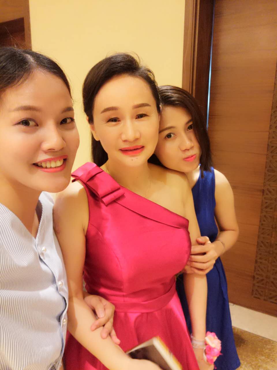 优秀员工专访:不甘平庸的精神 ——红妆高级美容师何彩秀