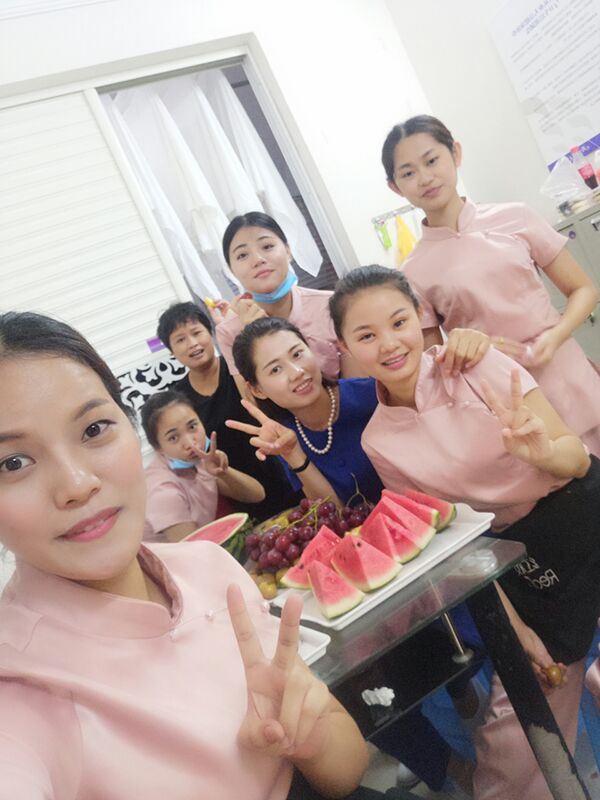 优秀员工专访:不甘平庸的精神 ——红妆高级美容师何彩秀