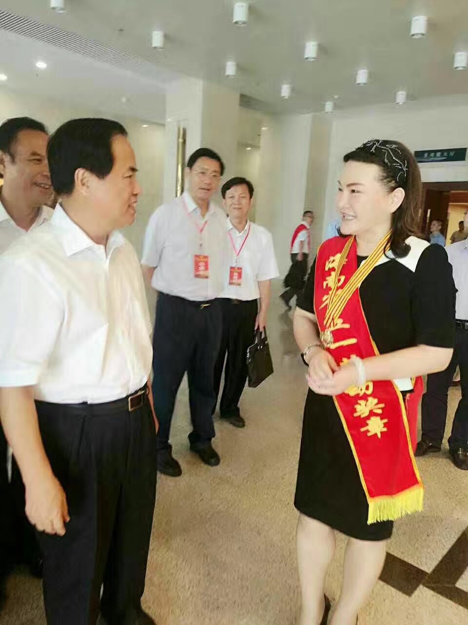 1494318041131389.jpg 专注美业不知疲惫 喜获奖章当之无愧