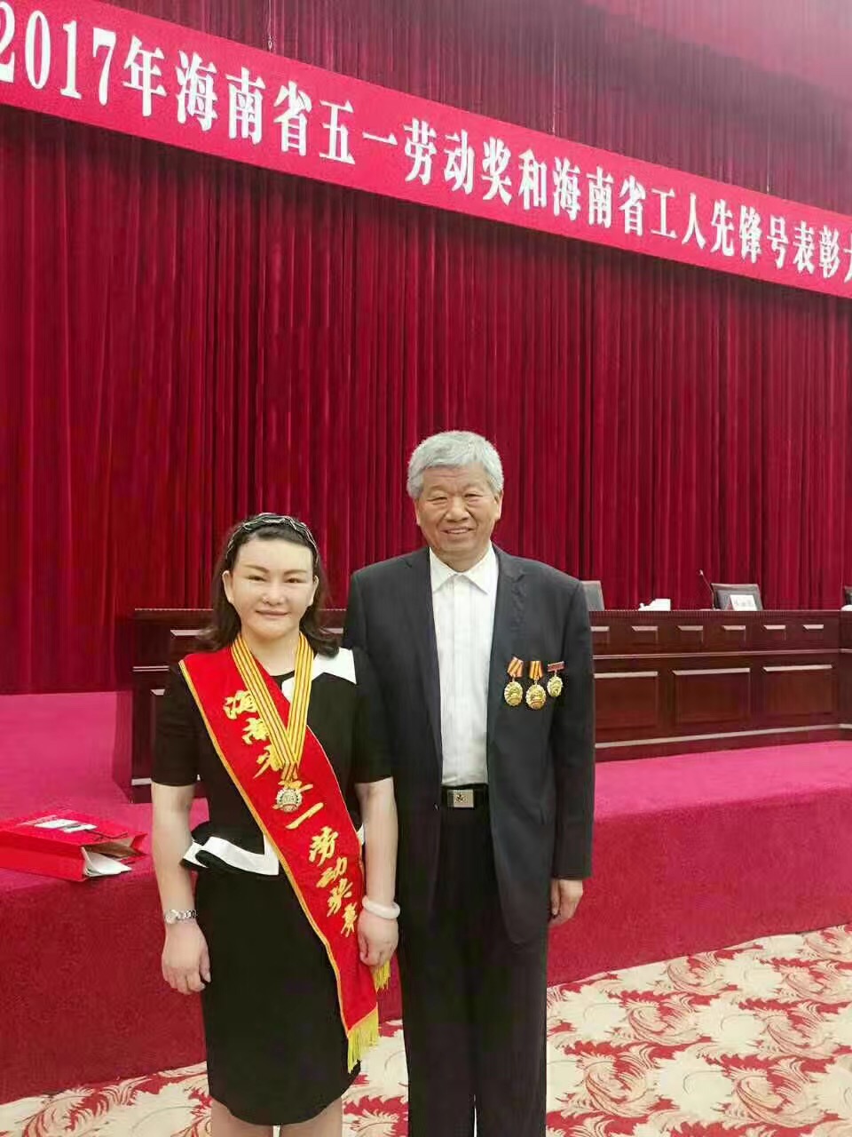 1494318041539910.jpg 专注美业不知疲惫 喜获奖章当之无愧