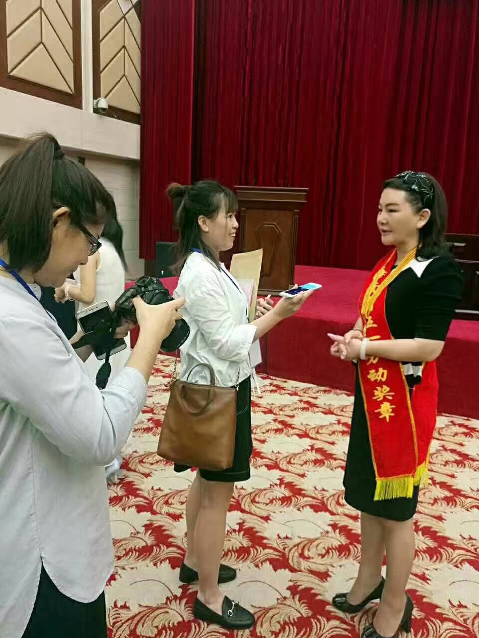 1494318041899284.jpg 专注美业不知疲惫 喜获奖章当之无愧