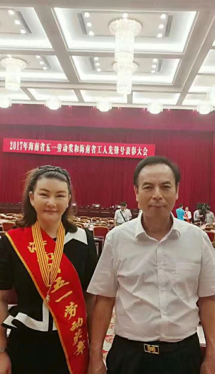 1494318041961139.jpg 专注美业不知疲惫 喜获奖章当之无愧